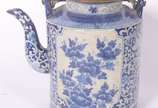 Grande chaleira decorativa de porcelana orienta... - Grande chaleira decorativa de porcelana oriental em tons de azul e branco.