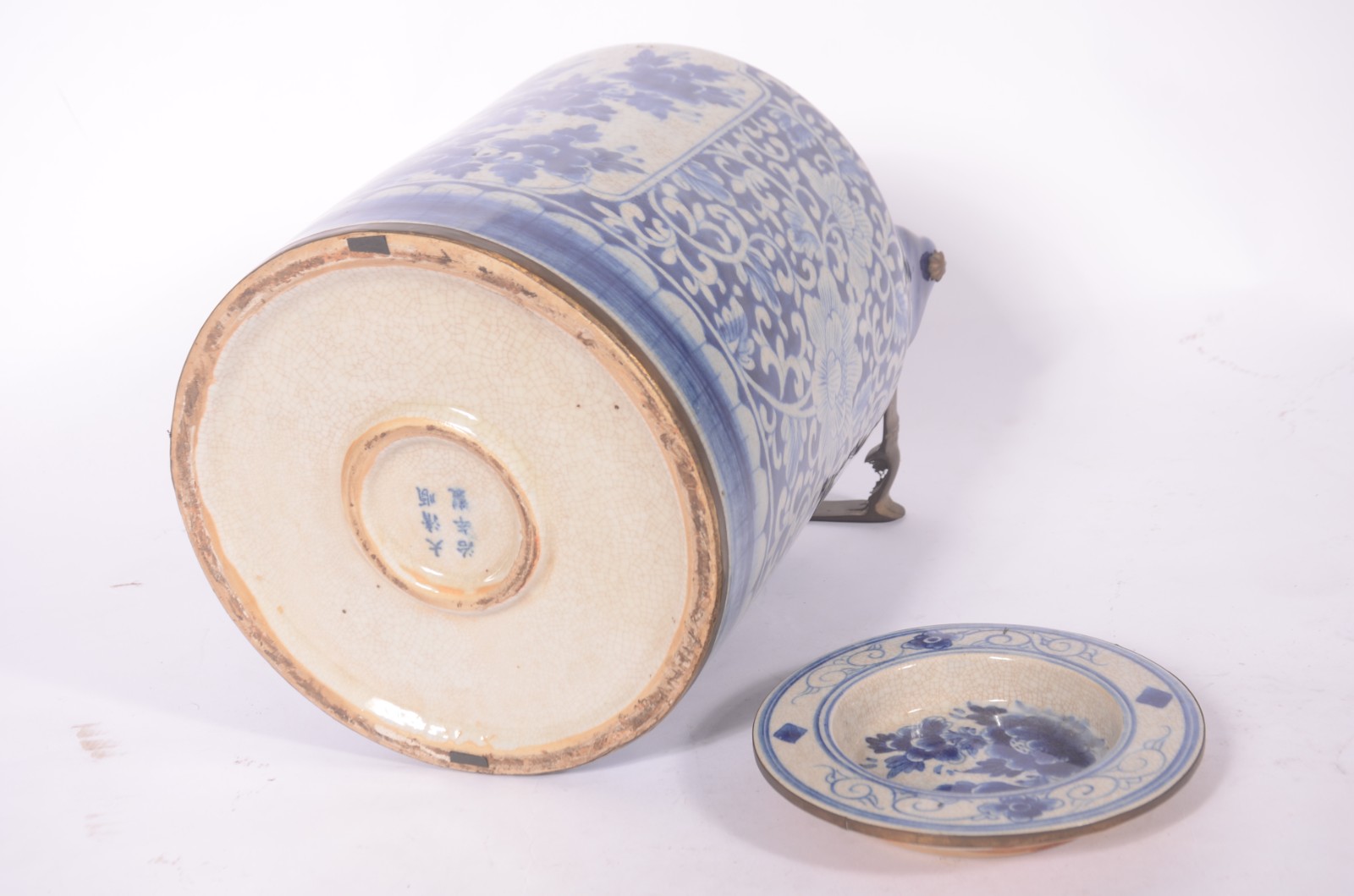 Grande chaleira decorativa de porcelana oriental em tons de azul e... - foto 6 de 8