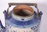 Grande chaleira decorativa de porcelana orienta... - Grande chaleira decorativa de porcelana oriental em tons de azul e branco.