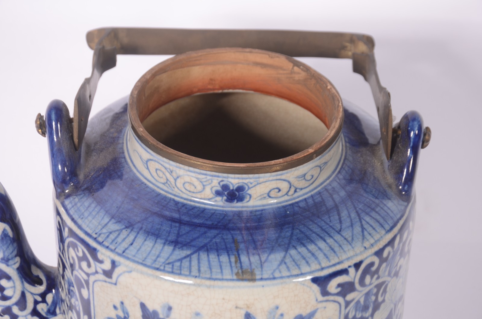 Grande chaleira decorativa de porcelana oriental em tons de azul e... - foto 7 de 8