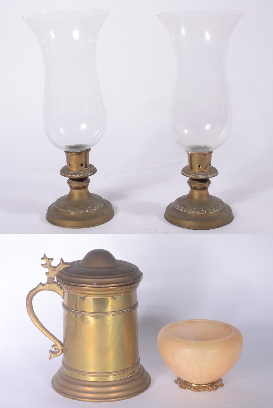 Quatro peças diversas, sendo: tankard, fruteira de alabastro e par de... - foto 1 de 6