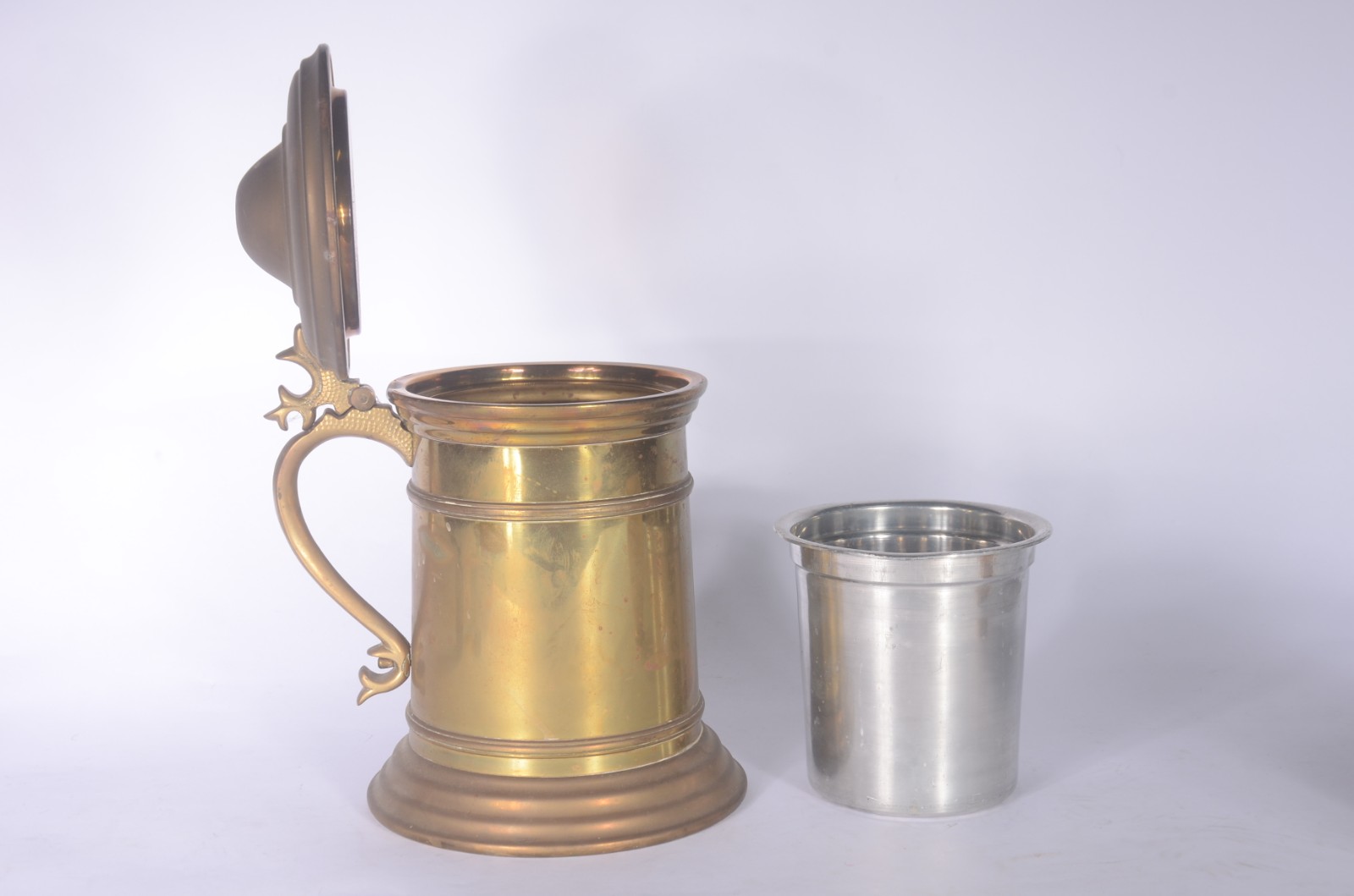Quatro peças diversas, sendo: tankard, fruteira de alabastro e par de... - foto 4 de 6