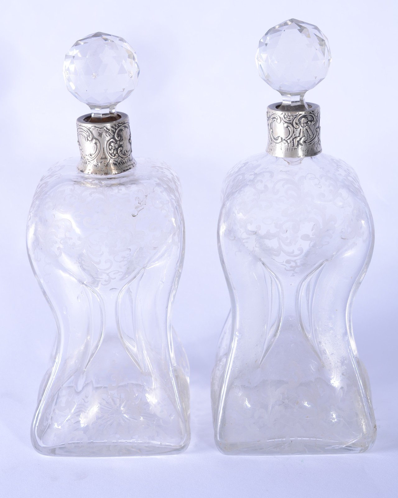 Duas garrafas de cristal lavrado com bases quadradas e corpos com... - foto 1 de 10