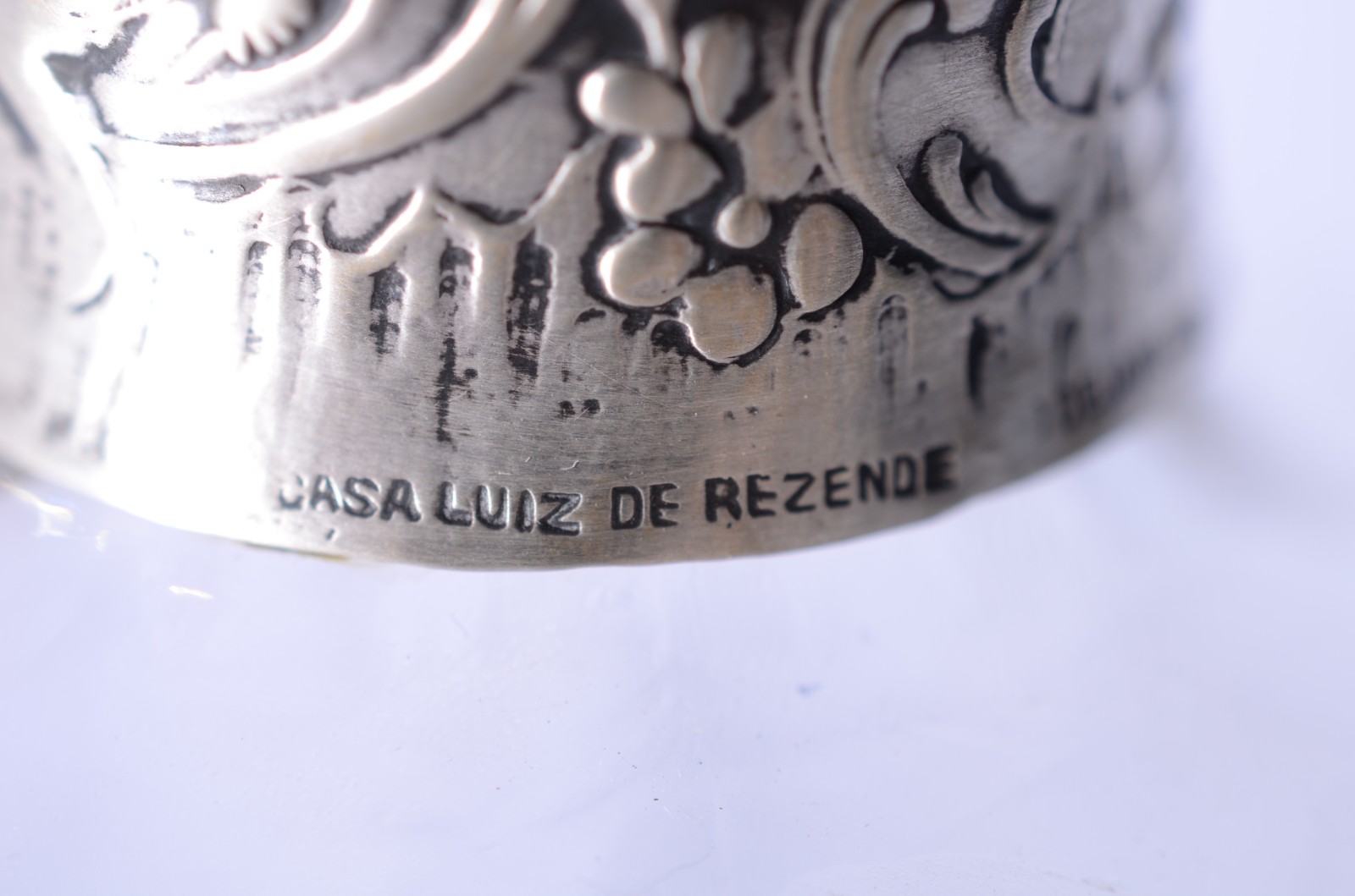 Duas garrafas de cristal lavrado com bases quadradas e corpos com... - foto 4 de 10