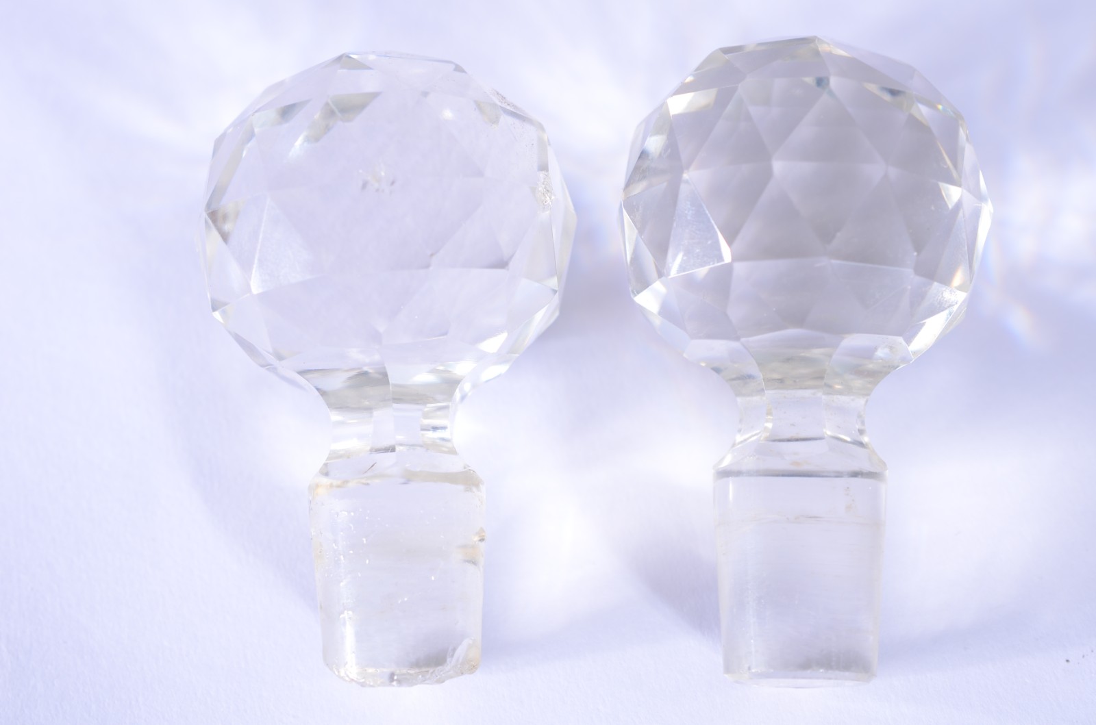 Duas garrafas de cristal lavrado com bases quadradas e corpos com... - foto 6 de 10