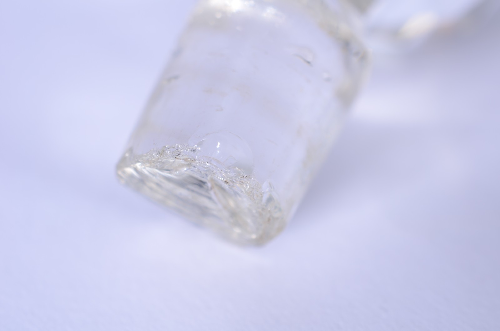 Duas garrafas de cristal lavrado com bases quadradas e corpos com... - foto 8 de 10