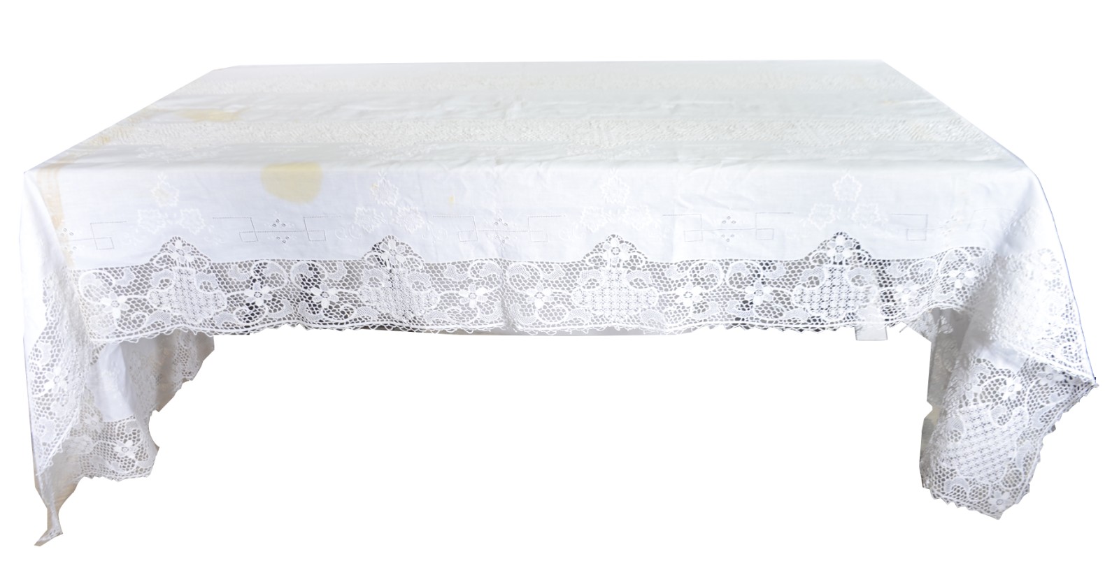 Toalha de mesa com bordados. Com manchas. - foto 1 de 5
