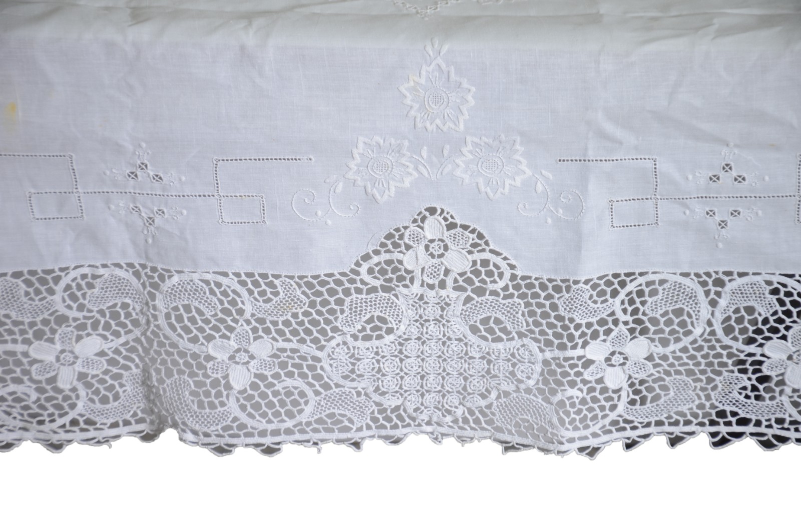 Toalha de mesa com bordados. Com manchas. - foto 5 de 5