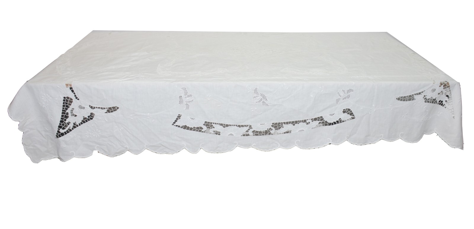 Toalha de mesa com bordados vazados (pequenas manchas). - foto 2 de 5