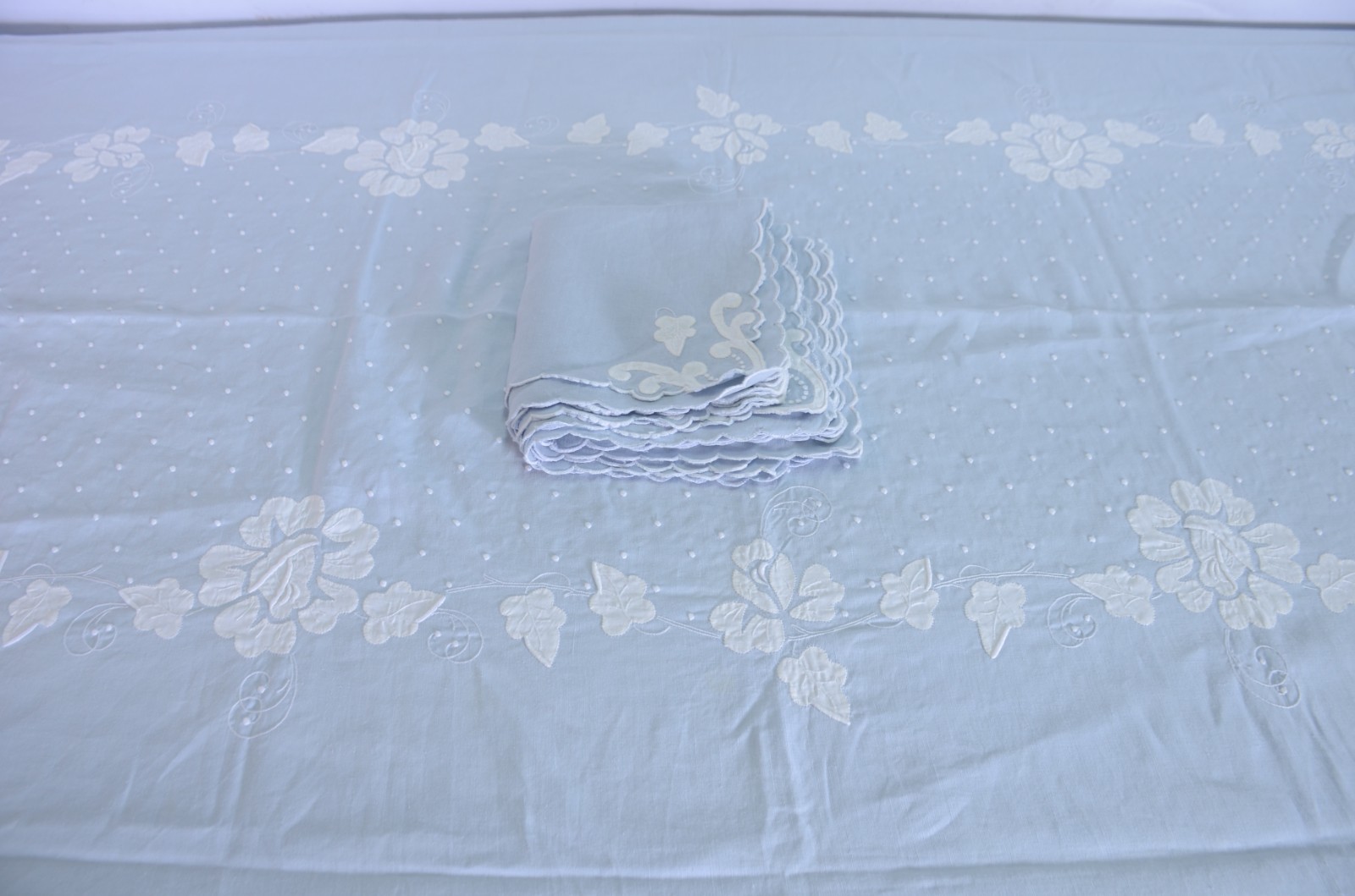 Toalha de mesa de linho azul com bordados. Acompanham 12 guardanapos. - foto 4 de 10