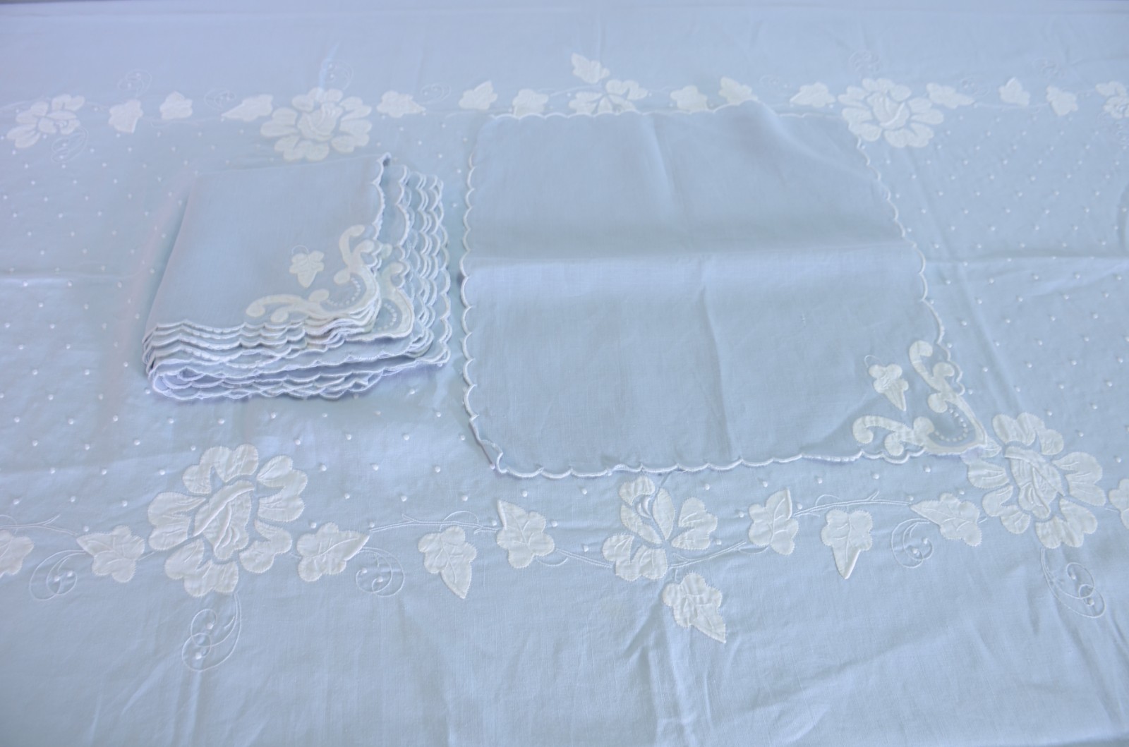 Toalha de mesa de linho azul com bordados. Acompanham 12 guardanapos. - foto 5 de 10
