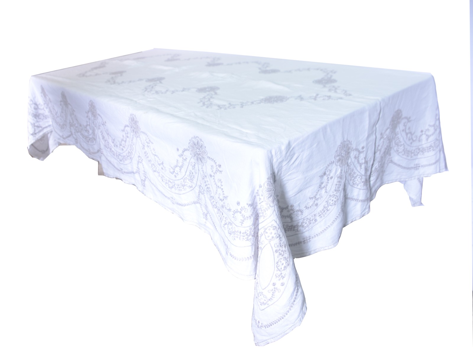 Toalha de mesa com bordados. Com algumas manchas. - foto 1 de 5
