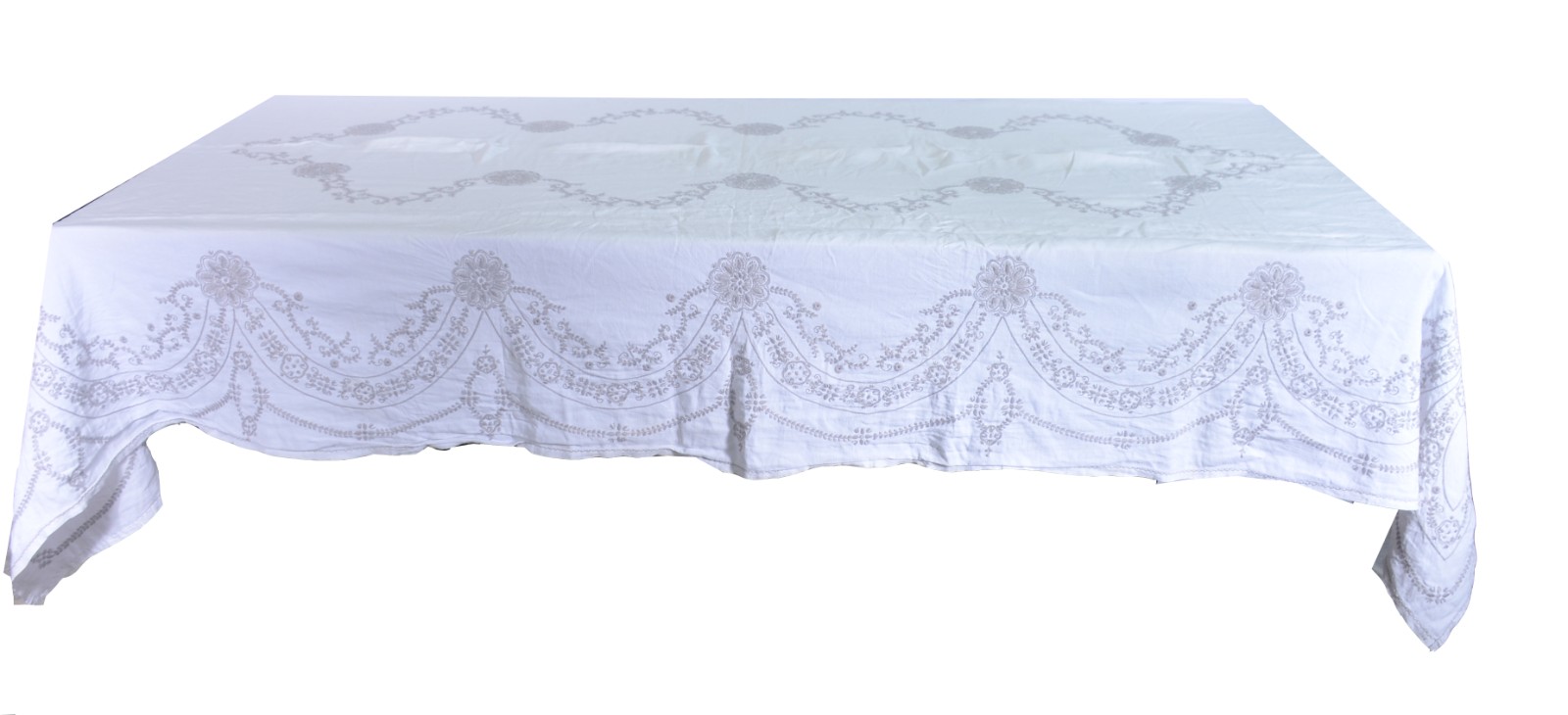 Toalha de mesa com bordados. Com algumas manchas. - foto 2 de 5