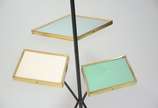 Luminária de metal com tres platôs acoplados e ... - Luminária de metal com tres platôs acoplados e duas cúpulas coloridas, anos 60.