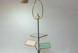 Luminária de metal com tres platôs acoplados e ... - Luminária de metal com tres platôs acoplados e duas cúpulas coloridas, anos 60.