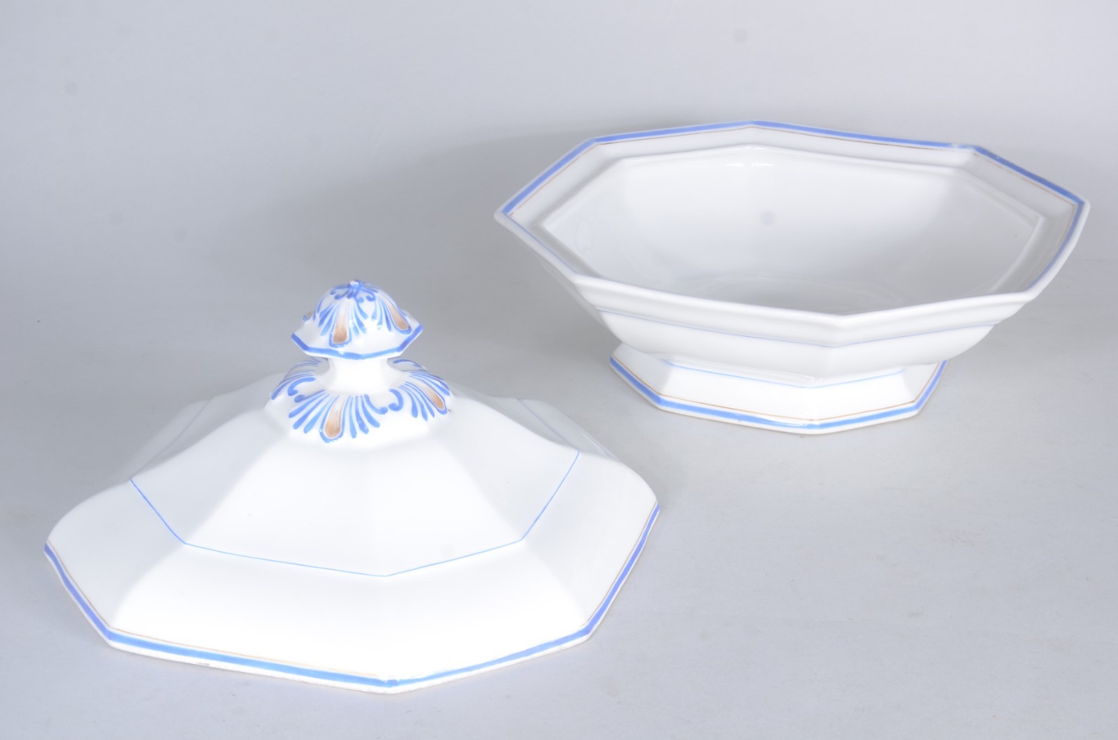 Conjunto com seis peças de porcelana europeia, sendo: fruteira com... - foto 6 de 8