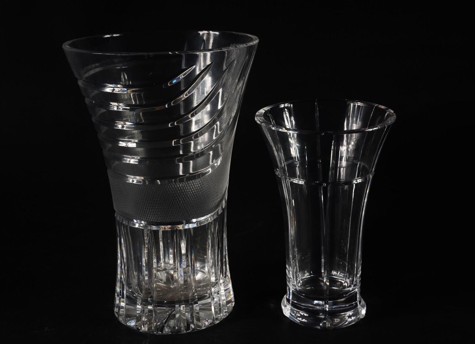 Dois vasos de cristal europeu lapidado, modelos diversos. Vaso menor... - foto 1 de 9