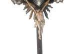 Crucifixo de madeira nobre com figura de Cristo... - Crucifixo de madeira nobre com figura de Cristo entalhada, olhos de vidro, placa INRI e resplendor de prata, fatura europeia - Século XIX.