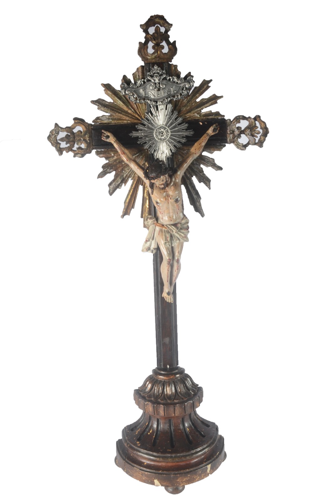 Crucifixo de madeira nobre com figura de Cristo entalhada, olhos de... - foto 1 de 6