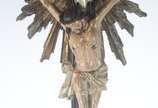 Crucifixo de madeira nobre com figura de Cristo... - Crucifixo de madeira nobre com figura de Cristo entalhada, olhos de vidro, placa INRI e resplendor de prata, fatura europeia - Século XIX.