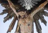 Crucifixo de madeira nobre com figura de Cristo... - Crucifixo de madeira nobre com figura de Cristo entalhada, olhos de vidro, placa INRI e resplendor de prata, fatura europeia - Século XIX.
