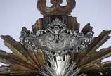 Crucifixo de madeira nobre com figura de Cristo... - Crucifixo de madeira nobre com figura de Cristo entalhada, olhos de vidro, placa INRI e resplendor de prata, fatura europeia - Século XIX.