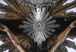Crucifixo de madeira nobre com figura de Cristo... - Crucifixo de madeira nobre com figura de Cristo entalhada, olhos de vidro, placa INRI e resplendor de prata, fatura europeia - Século XIX.