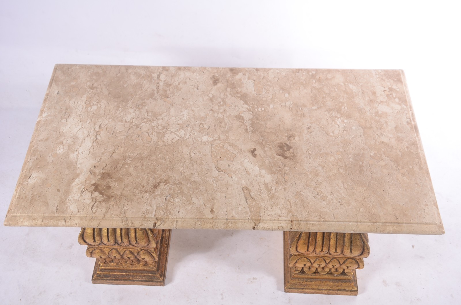 Mesa de centro com duas bases de madeira entalhada e dourada, tampo... - foto 3 de 6