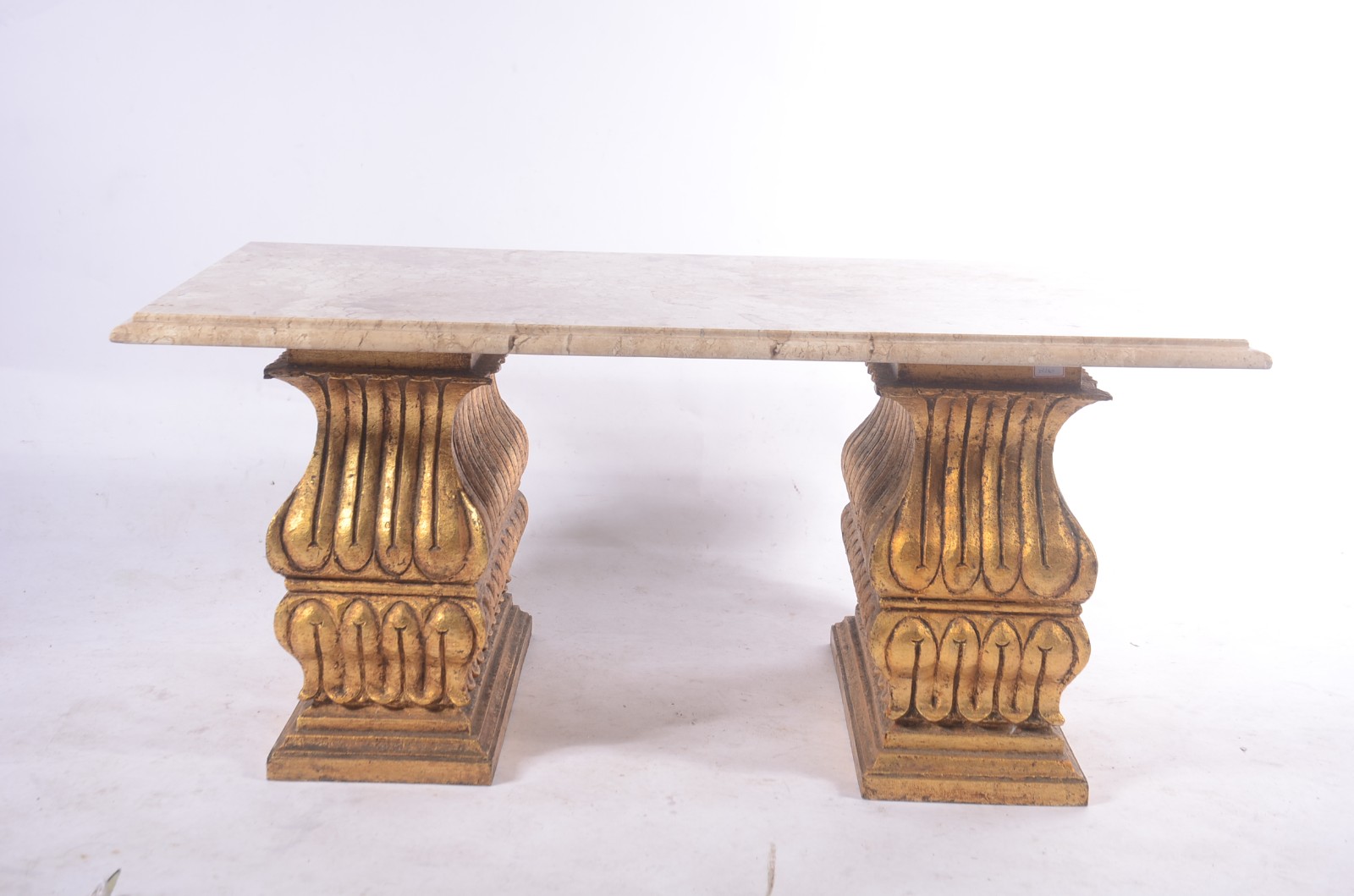 Mesa de centro com duas bases de madeira entalhada e dourada, tampo... - foto 2 de 6