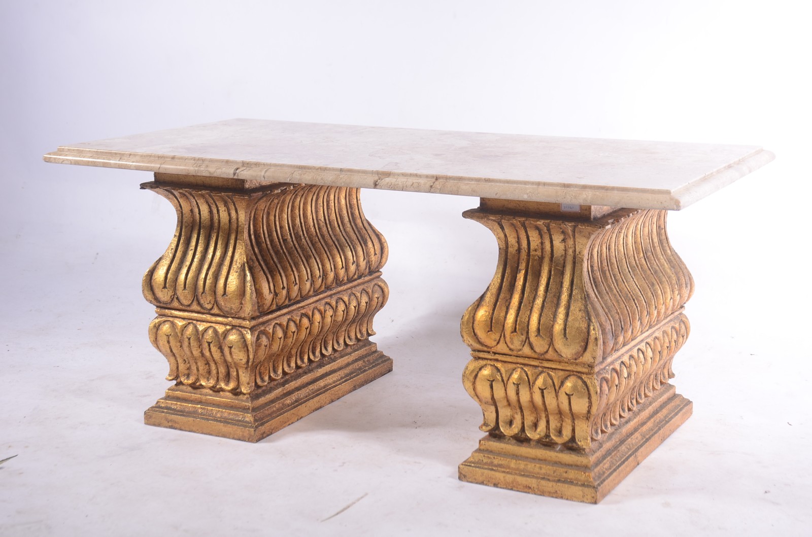 Mesa de centro com duas bases de madeira entalhada e dourada, tampo... - foto 1 de 6