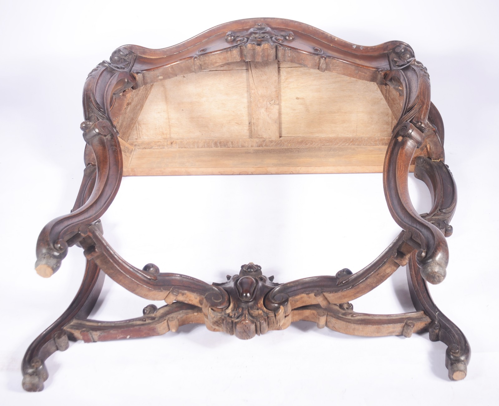 Aparador de madeira nobre, saia recortada e entalhada com concheados... - foto 8 de 9