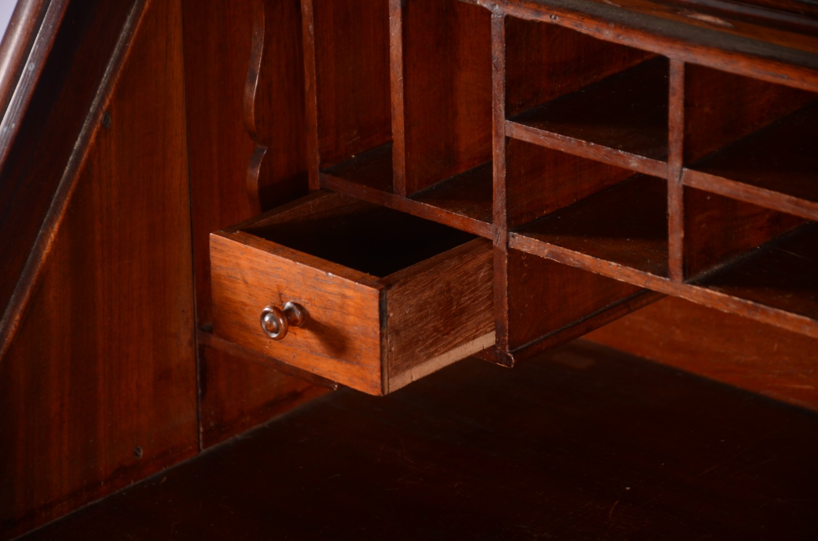 Cômoda "bookcase" de madeira nobre com 2 gavetas, tampo articulado... - foto 5 de 11