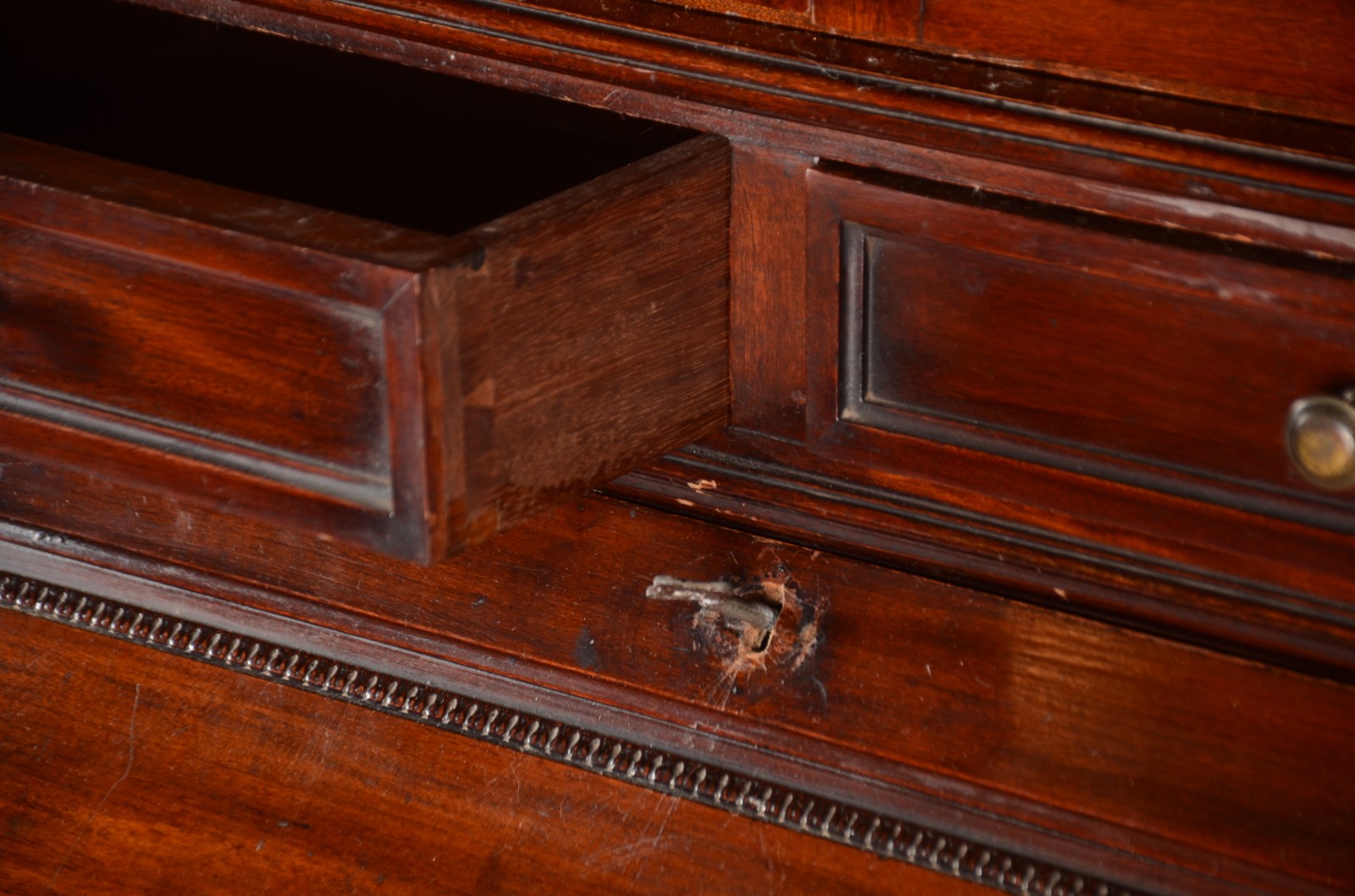 Cômoda "bookcase" de madeira nobre com 2 gavetas, tampo articulado... - foto 7 de 11