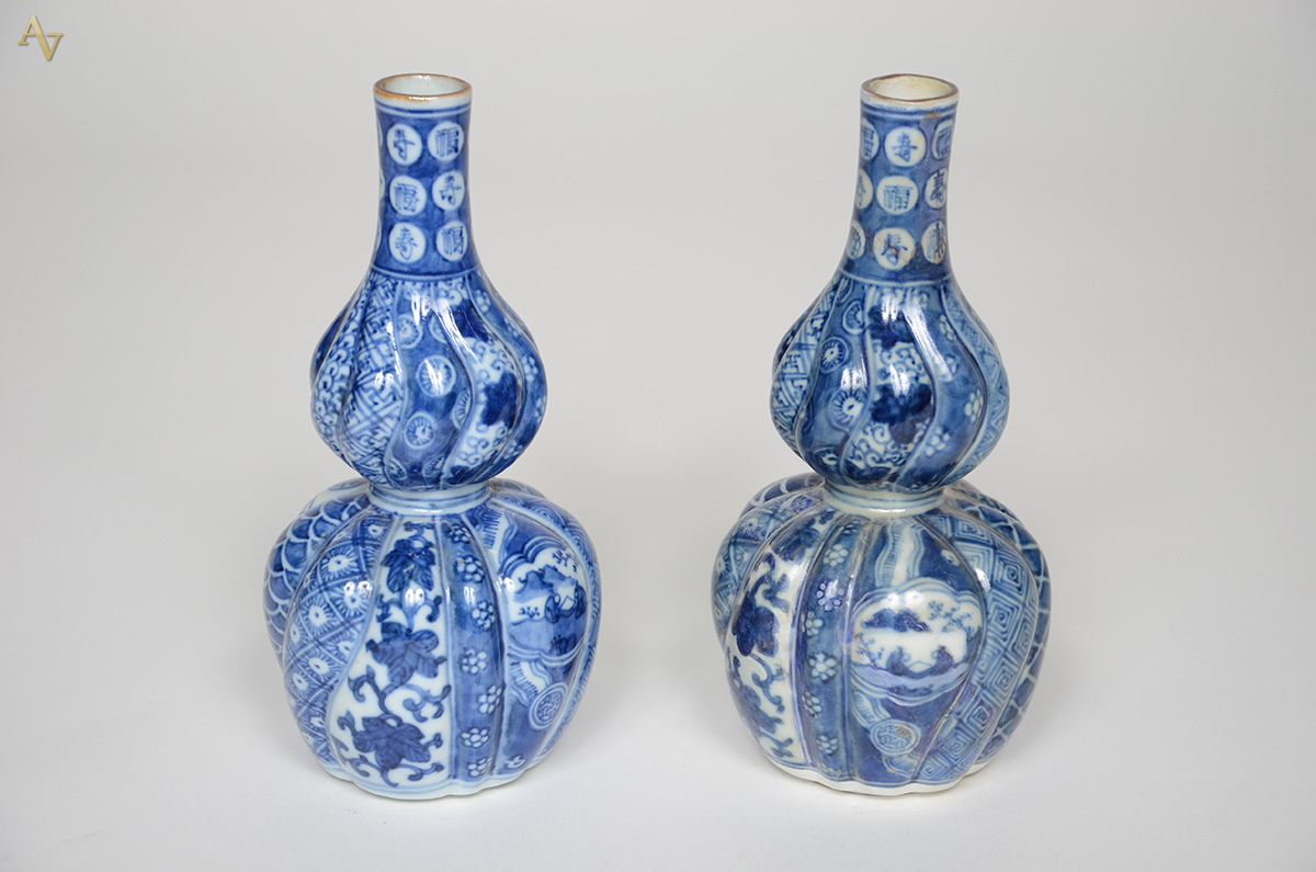 Par de antigos vasos de porcelana oriental azul e branca. Altura 19...