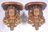 Par de grandes peanhas de madeira ricamente ent... - Par de grandes peanhas de madeira ricamente entalhadas e douradas com figuras de anjos sobre folhas de acanto.