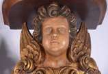 Par de grandes peanhas de madeira ricamente ent... - Par de grandes peanhas de madeira ricamente entalhadas e douradas com figuras de anjos sobre folhas de acanto.