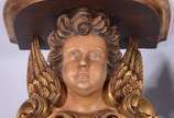 Par de grandes peanhas de madeira ricamente ent... - Par de grandes peanhas de madeira ricamente entalhadas e douradas com figuras de anjos sobre folhas de acanto.