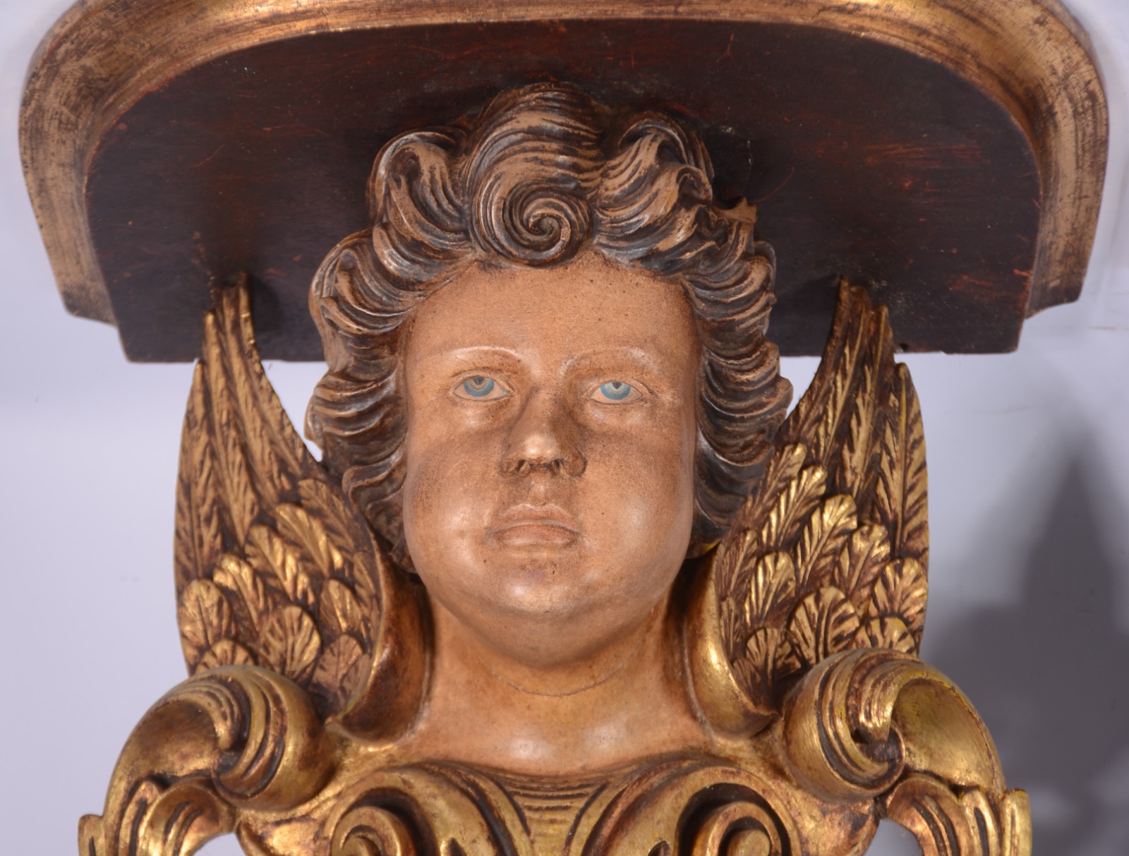Par de grandes peanhas de madeira ricamente entalhadas e douradas com... - foto 3 de 6