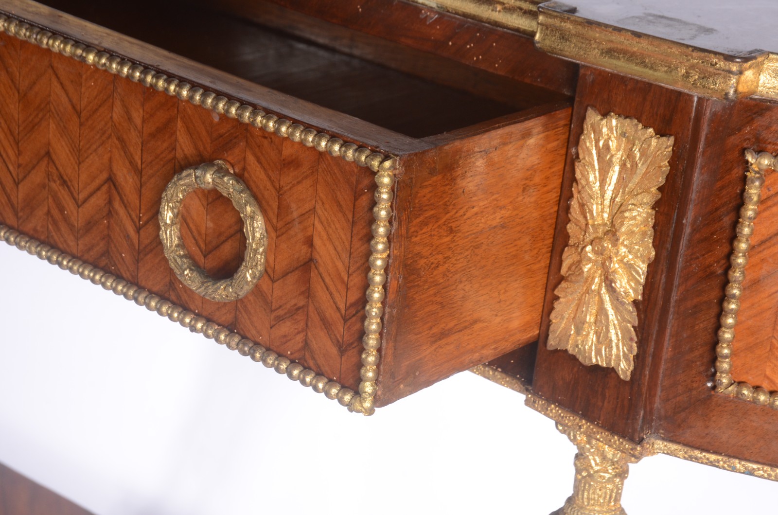 Console de madeira nobre feitio semi bombé, estilo francês, uma... - foto 5 de 10