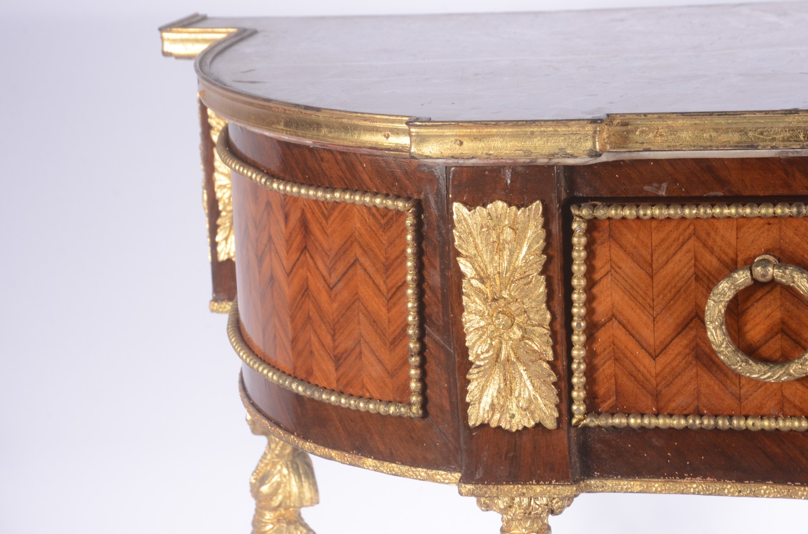 Console de madeira nobre feitio semi bombé, estilo francês, uma... - foto 9 de 10