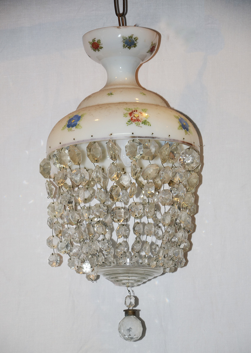 Lustre de opalina branca e contas de cristal. Altura 47 cm.