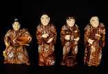 Original conjunto de quatro estatuetas japonesa... - Original conjunto de quatro estatuetas japonesas em madeira com rostos e mãos em marfim. Representa a sociedade japonesa do Japão feudal da époc...