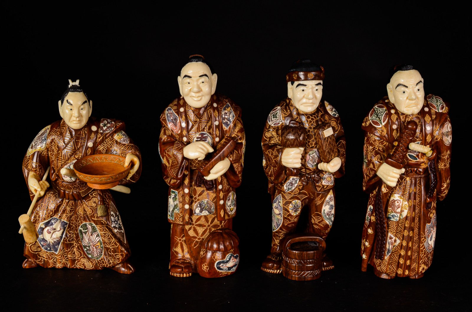Original conjunto de quatro estatuetas japonesas em madeira com... - foto 1 de 9