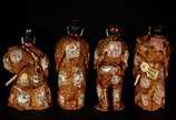 Original conjunto de quatro estatuetas japonesa... - Original conjunto de quatro estatuetas japonesas em madeira com rostos e mãos em marfim. Representa a sociedade japonesa do Japão feudal da époc...
