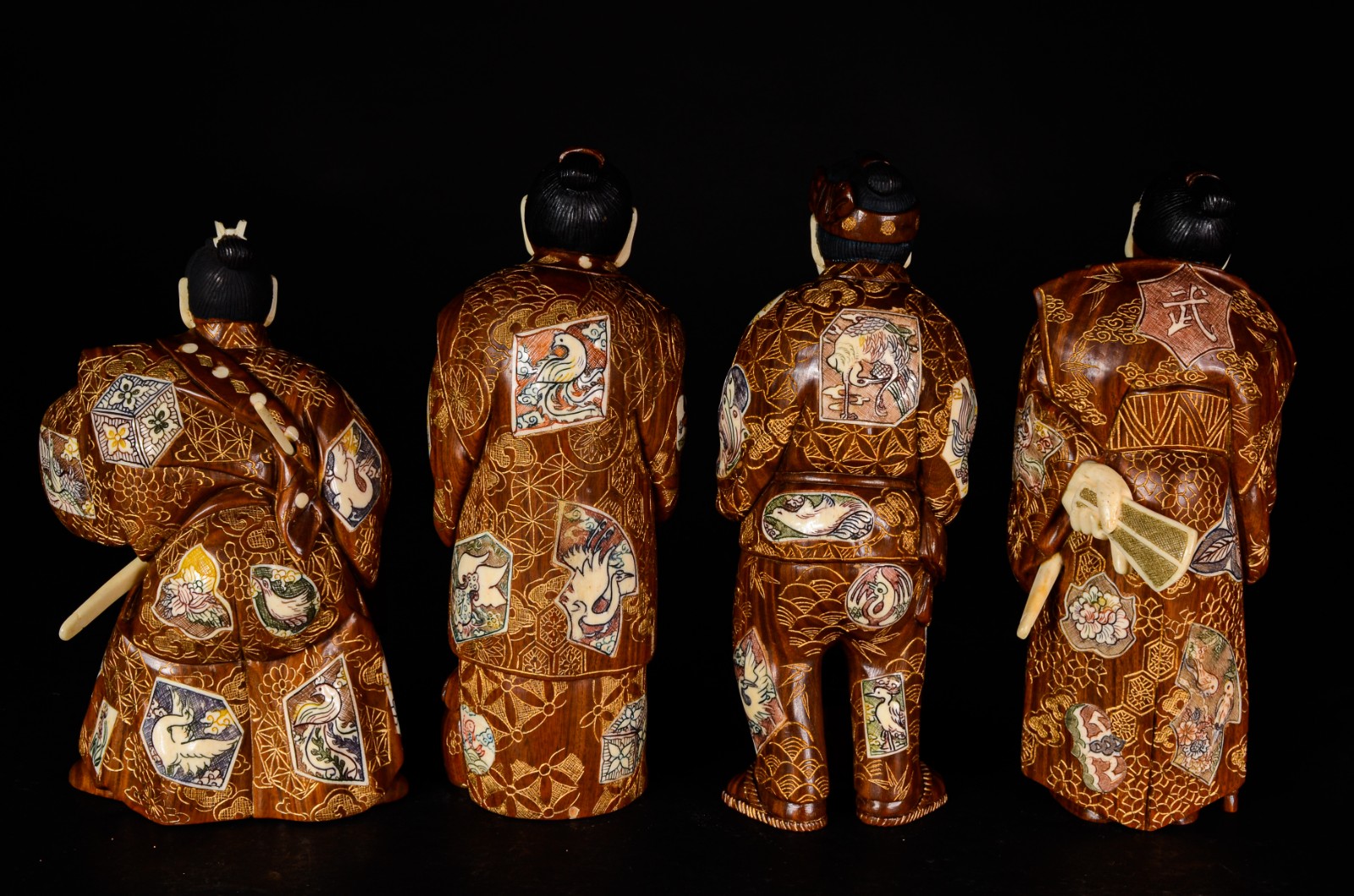 Original conjunto de quatro estatuetas japonesas em madeira com... - foto 2 de 9