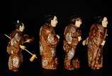 Original conjunto de quatro estatuetas japonesa... - Original conjunto de quatro estatuetas japonesas em madeira com rostos e mãos em marfim. Representa a sociedade japonesa do Japão feudal da époc...