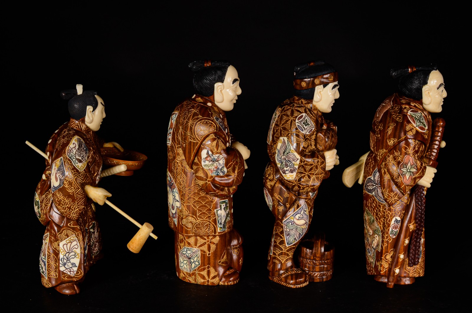 Original conjunto de quatro estatuetas japonesas em madeira com... - foto 3 de 9