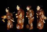 Original conjunto de quatro estatuetas japonesa... - Original conjunto de quatro estatuetas japonesas em madeira com rostos e mãos em marfim. Representa a sociedade japonesa do Japão feudal da époc...