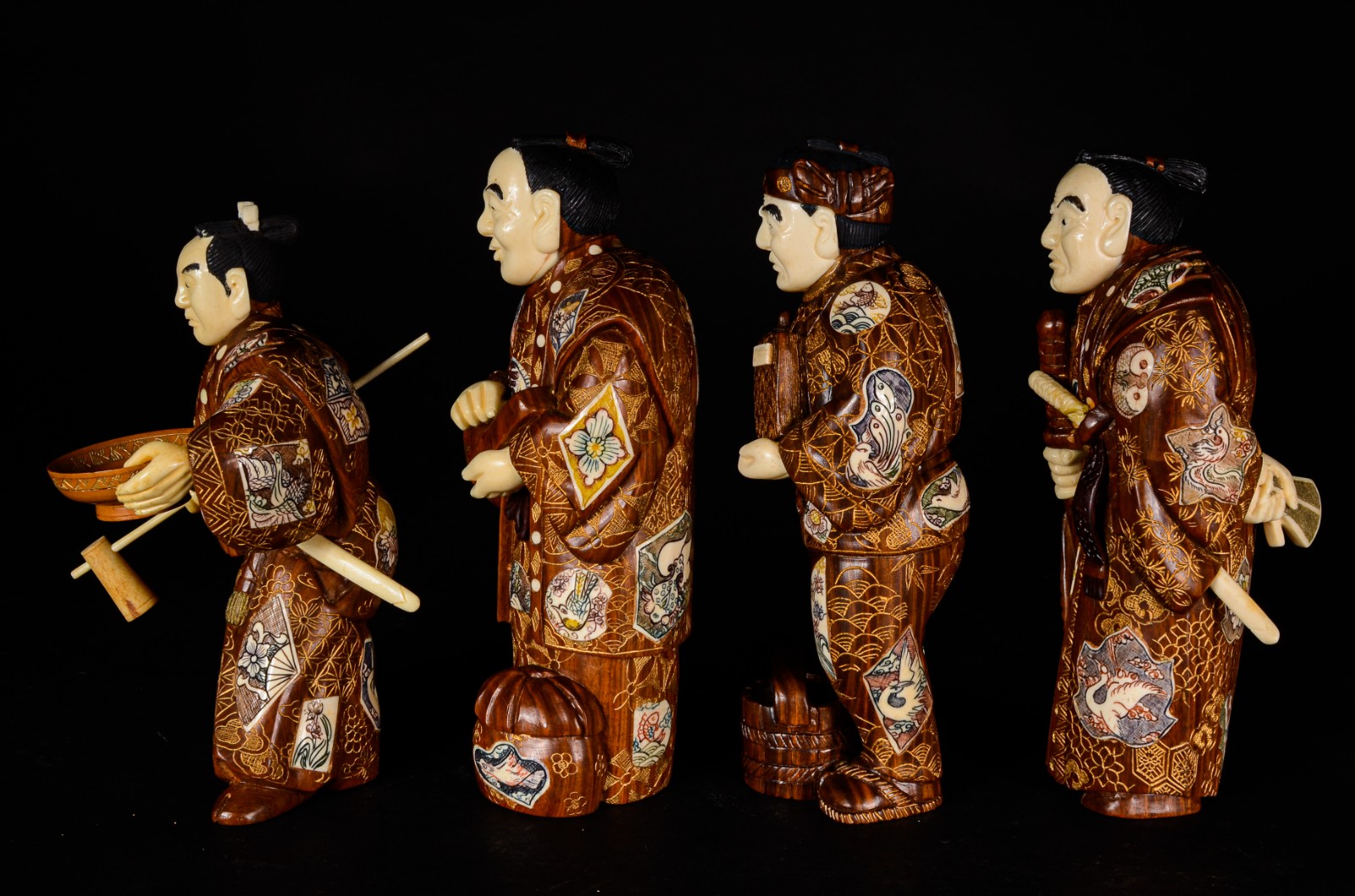 Original conjunto de quatro estatuetas japonesas em madeira com... - foto 4 de 9