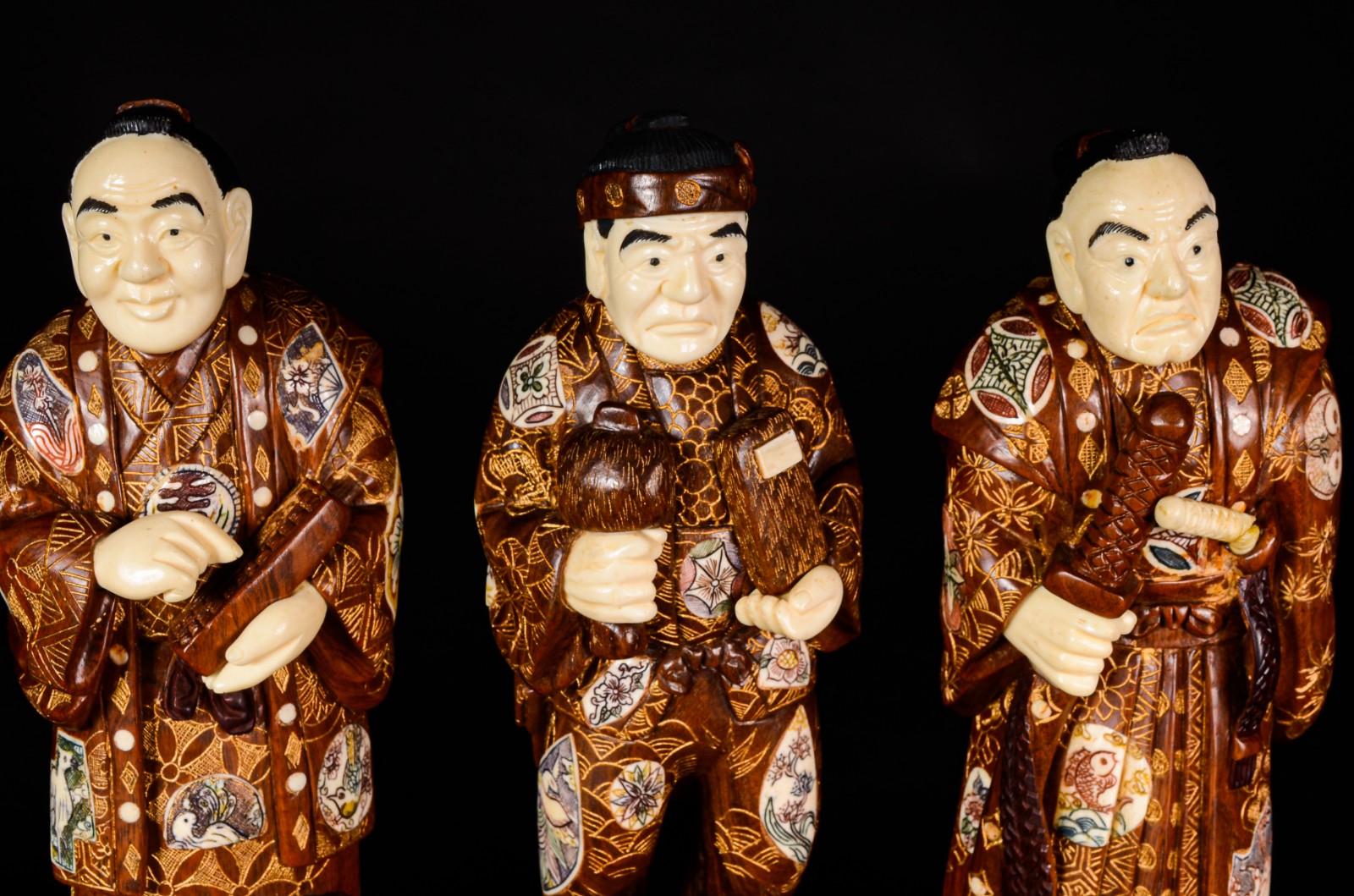 Original conjunto de quatro estatuetas japonesas em madeira com... - foto 6 de 9